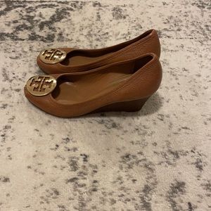 Tory Burch leather tan gold pumps peep toe wedge size 8 women’s